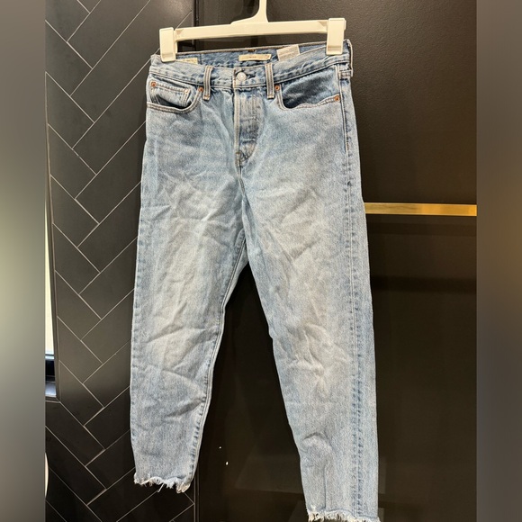 Crop levi jeans with a small stain on the back - Picture 1 of 6